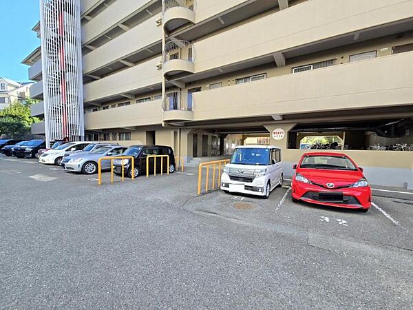駐車場！ゆとりのある共用部が嬉しいですね！
