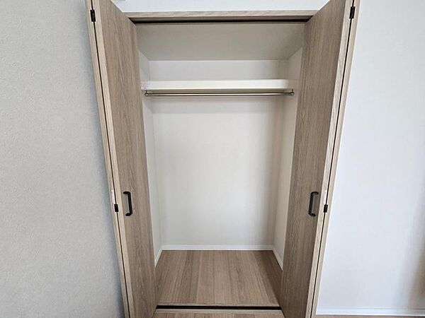 洋室6帖：クローゼットに大切なお洋服もたっぷり収納♪
