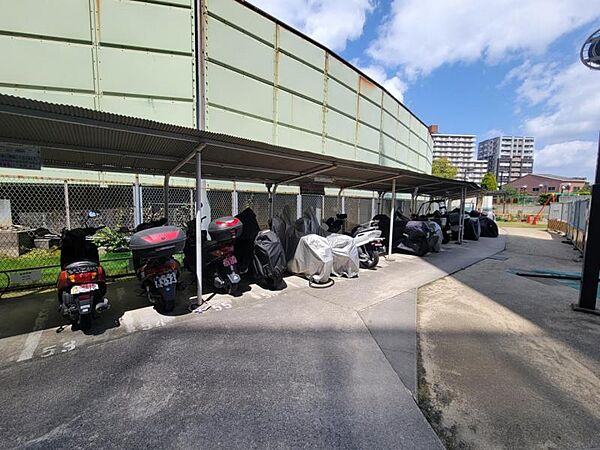 バイク置き場：管理が行き届いています。