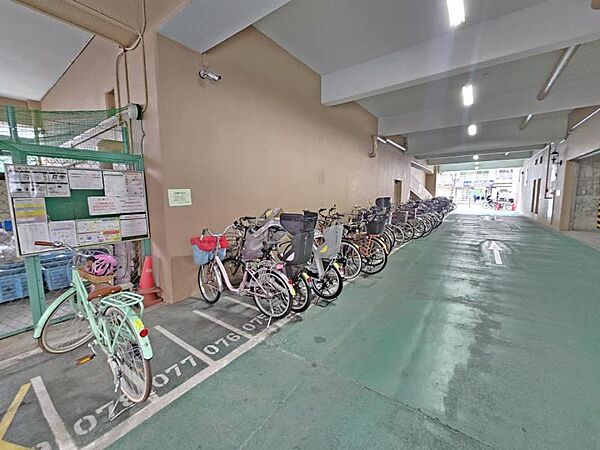 屋根付きの駐輪場で自転車が雨に濡れず安心！