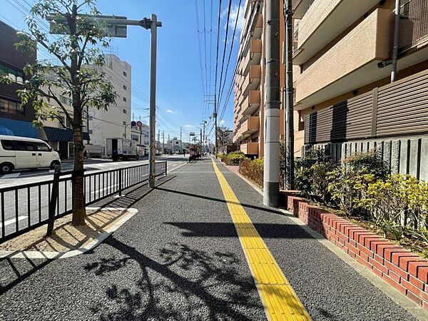 前面道路は歩道も整備され、小さなお子様にも安心