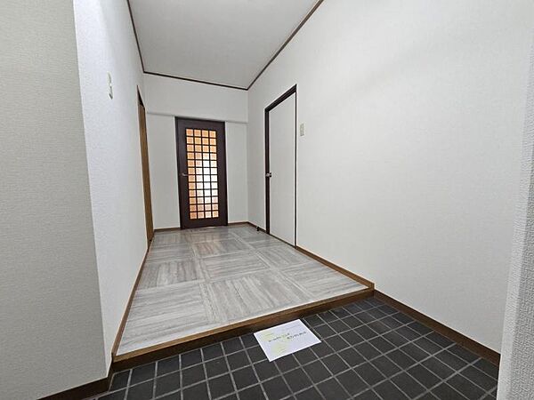 シンプルな玄関廻りはお好みでアレンジできますね