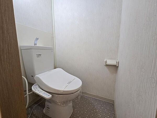 ホワイトのトイレは清潔感があって気持ちいいですね！