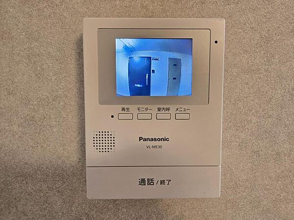 モニター付きインタホンはお子様や女性に安心の設備ですね。