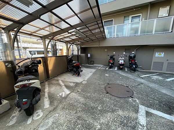 屋根付きのバイク置き場で雨に濡れず安心！