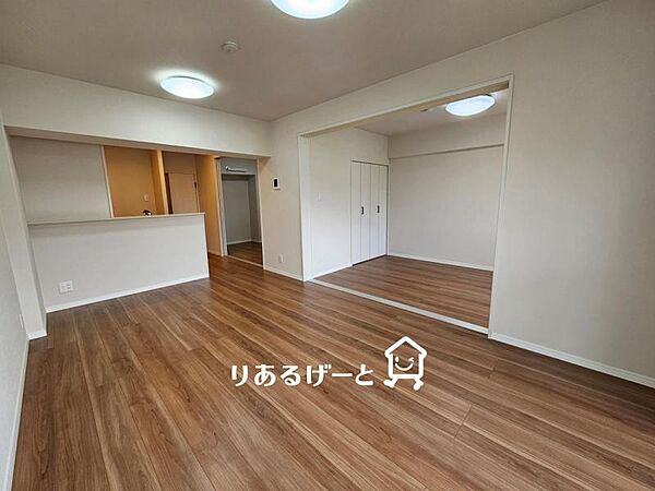 ＬＤＫ13．5帖：ご家族との会話を楽しみながらお料理ができる対面式のリビング