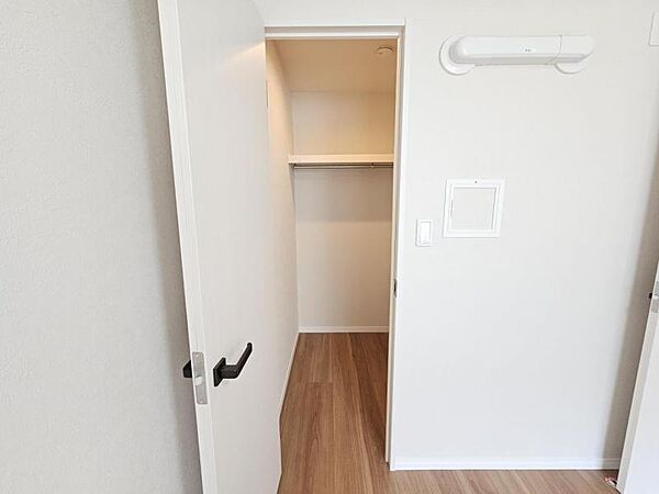 洋室6帖：収納力に優れたウォークインクローゼット！