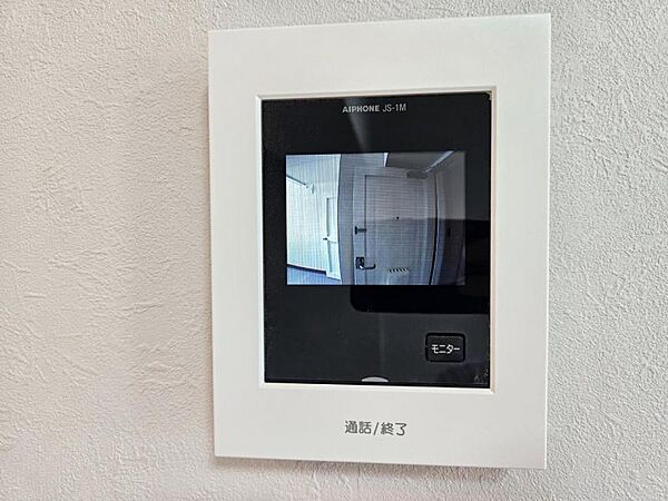 モニター付きインタホンはお子様や女性に安心の設備ですね。