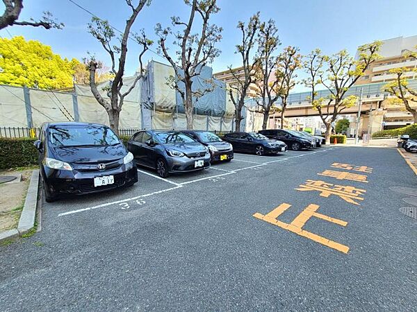 広めの駐車場で車庫入れが楽々ですね♪