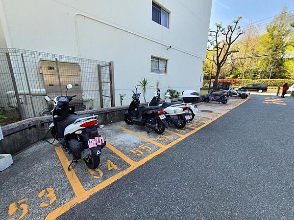 ゆったり置けるバイク置き場が嬉しいですね♪