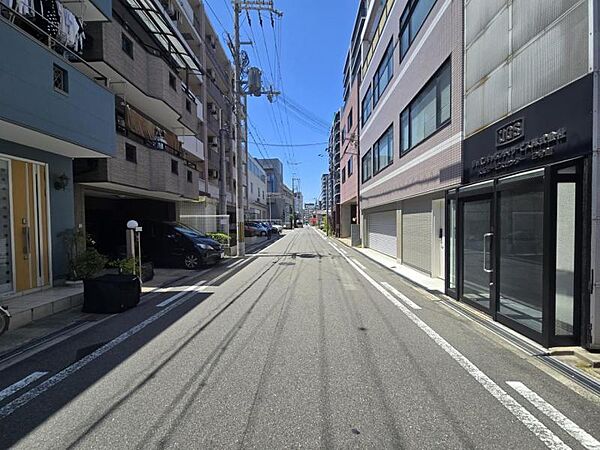 前面道路広くてすっきりとした街並みです！