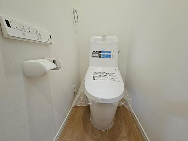 使いやすいサイドパネル仕様の温水洗浄便座付トイレです！