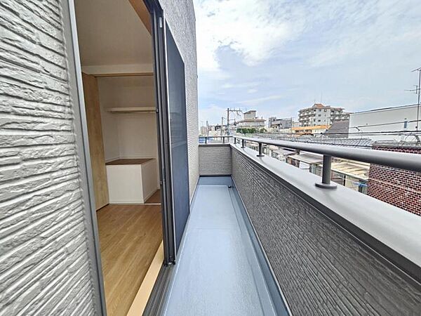 2階と3階にバルコニーがあるので、お洗濯物も快適にできますね！