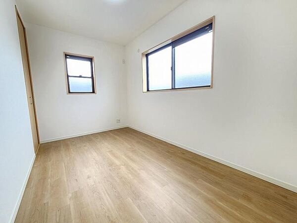 洋室5帖：リモートワークにもピッタリな広さのお部屋ですね！