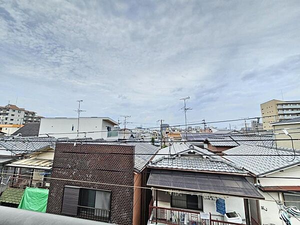 周りには高い建物がなく、空が広く感じられる立地！
