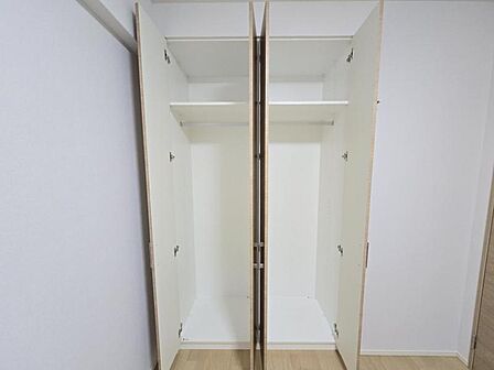 洋室5.3帖:長さのあるお洋服もらくらく収納できますね!
