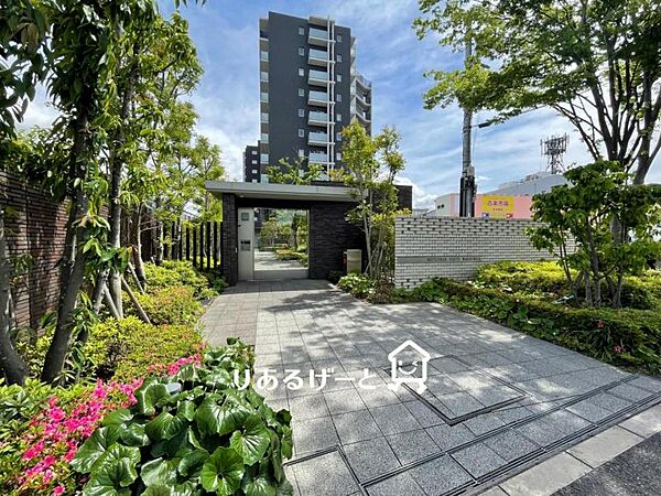 エントランス周りは緑豊かな植栽がきれいに手入れされています！