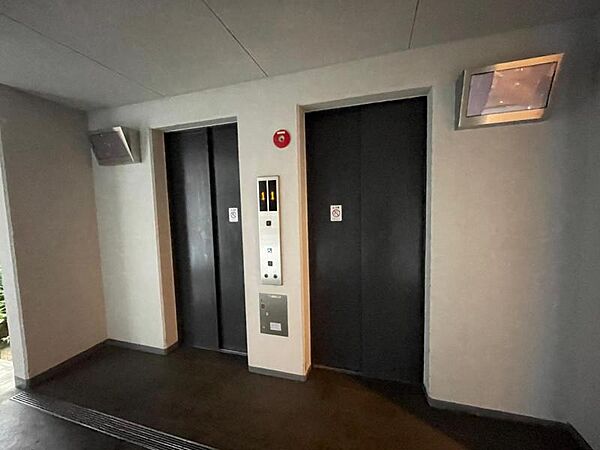 エレベーターは2基ありますので朝の忙しい時間帯もスムーズです。