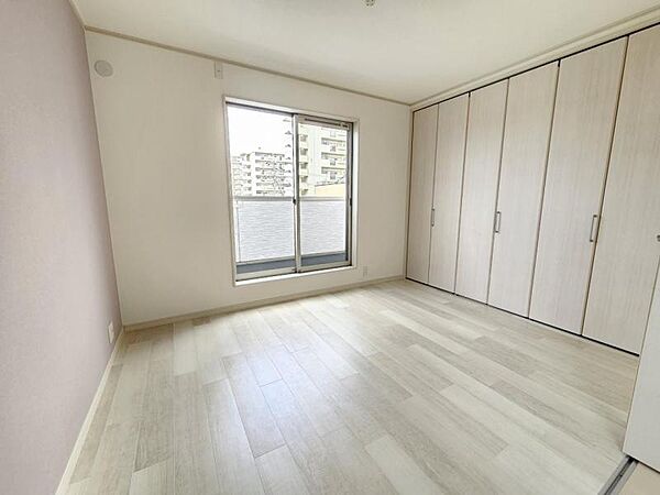 洋室6帖：壁一面に天井高のクローゼットを設けた、収納豊富なお部屋です。