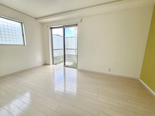 洋室7．5帖：2面採光でお部屋の隅々まで明るく快適☆