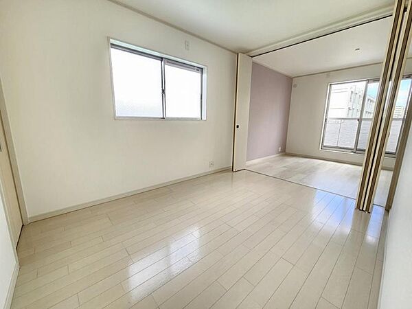 洋室6帖：お子様の成長に合わせて、二部屋に分けることもできる洋室です♪