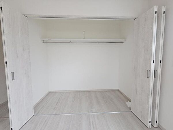 洋室：全体を見渡せ、ワードローブの把握がしやすいクローゼット♪