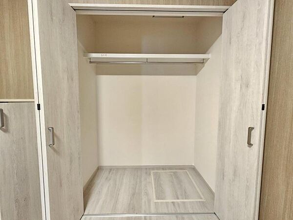 洋室：収納力のあるクローゼットが備わっています。