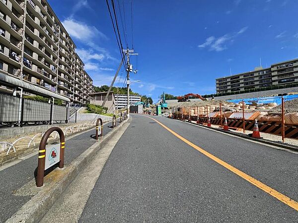 前面道路広くてすっきりとした街並みです！