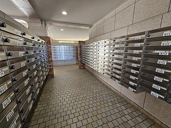 集合ポストで郵便物の出し入れも楽です。鍵付きで安心ですね！