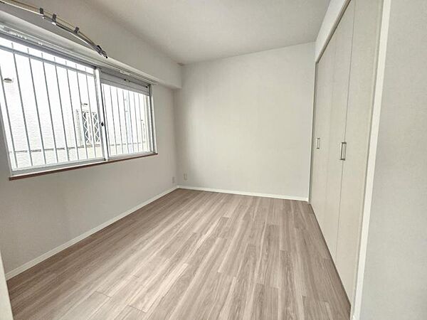 洋室5．5帖：爽やかな風を感じて起きる朝は快適生活の始まり！