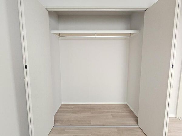 洋室5．5帖：収納もしっかり充実してますね