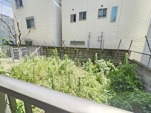 1階ですがほどよく高さがあります！緑が感じられる眺望ですね！