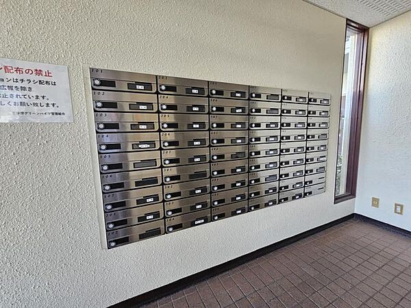 集合ポストで郵便物の出し入れも楽です。鍵付きで安心ですね！
