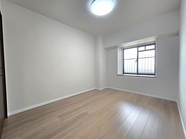 洋室6帖：窓が設置されており、明るく、風通しの良いお部屋です。