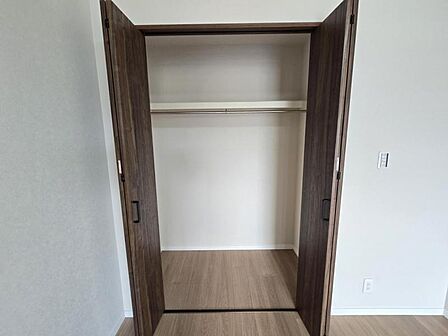 洋室5.5帖：収納もしっかり充実してますね