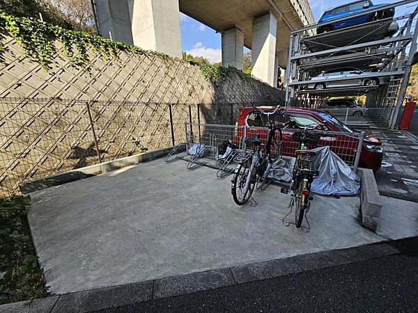屋根付きの駐輪場で自転車が雨に濡れず安心！