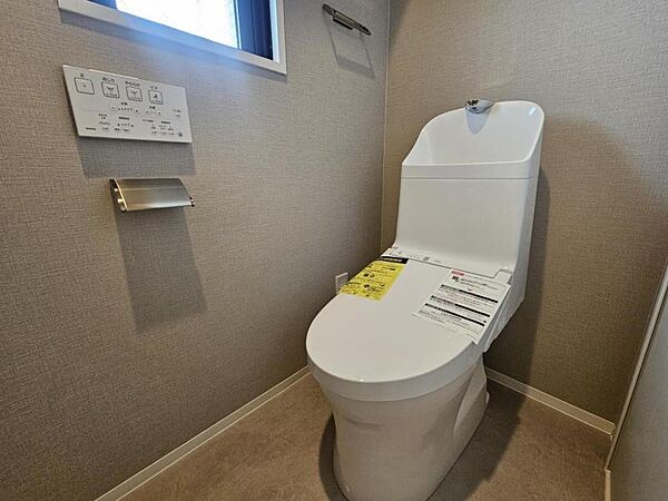 使いやすいサイドパネル仕様の温水洗浄便座付トイレです！