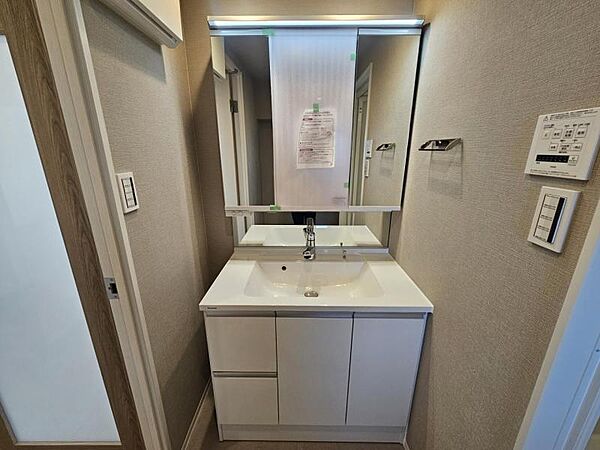 新調された洗面台での身支度は気持ちのいいものですね