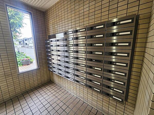 集合ポストで郵便物の出し入れも楽です。鍵付きで安心ですね！
