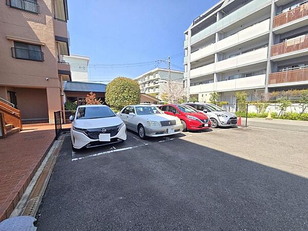 ゆったりとした敷地内駐車場で駐車もらくらく！