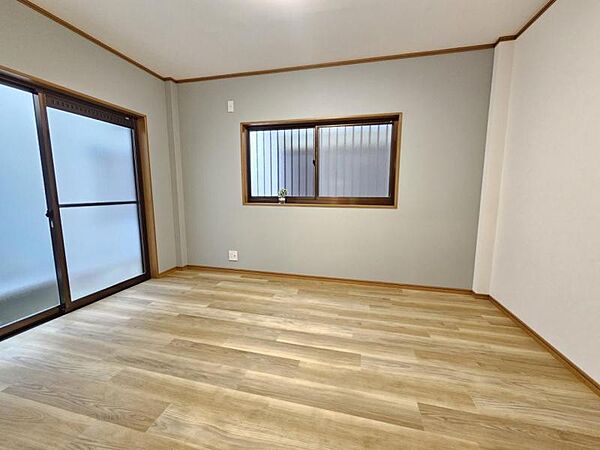 洋室6帖：2面採光で風通しも良く、お部屋の隅々まで明るい印象です