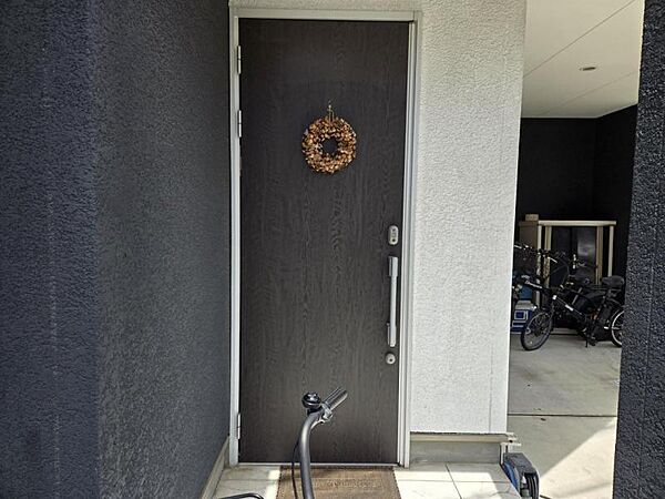 ブラック調の玄関ドアは外観がキリッと締まりますね！