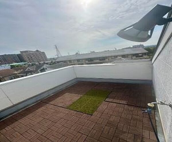 周りには高い建物がなく、空が広く感じられる立地！
