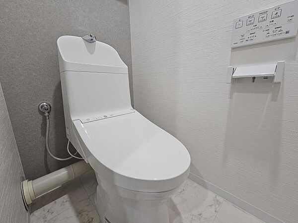 使いやすいサイドパネル仕様の温水洗浄便座付トイレです！