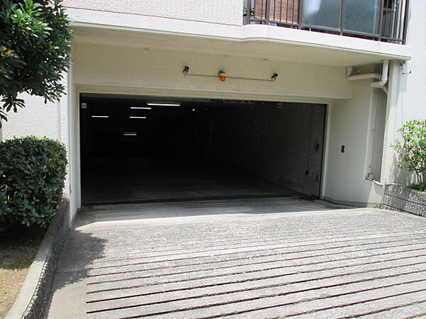 駐車場出入口！ゆとりのある共用部が嬉しいですね！