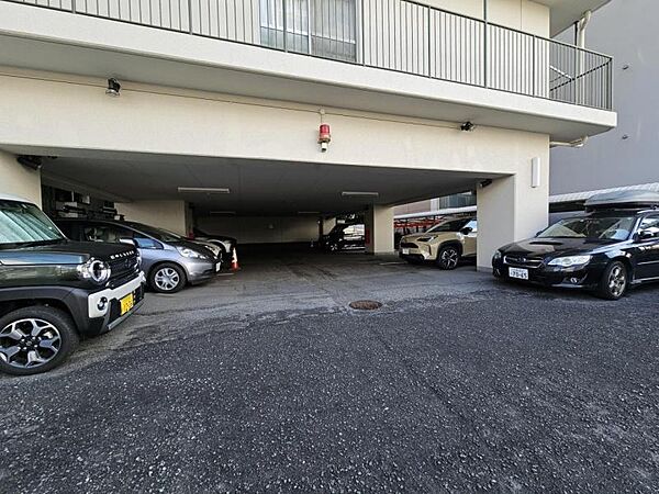 広めの駐車場で車庫入れが楽々ですね！