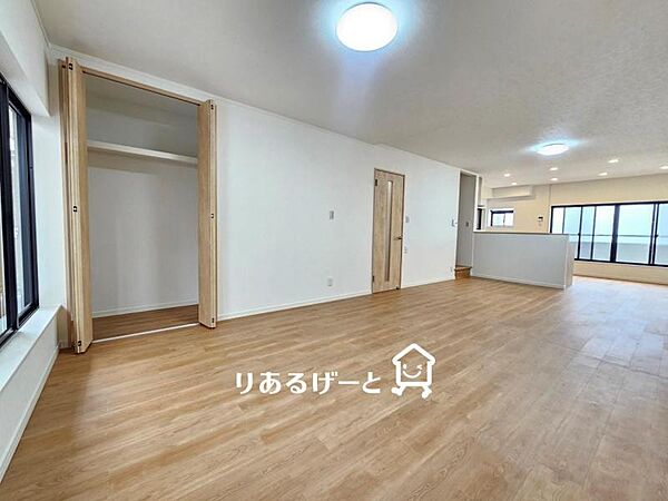 ＬＤＫ23．5帖：清潔感があり、明るく落ち着いた雰囲気の室内空間！