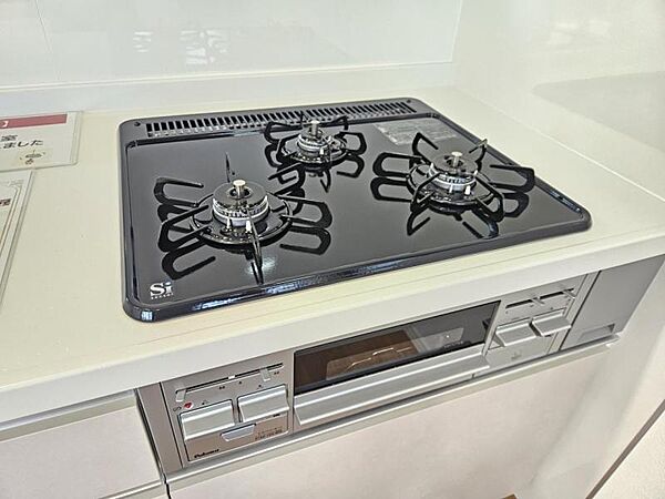 使い勝手の良さが考えられた3口コンロで、お料理の効率もアップ！