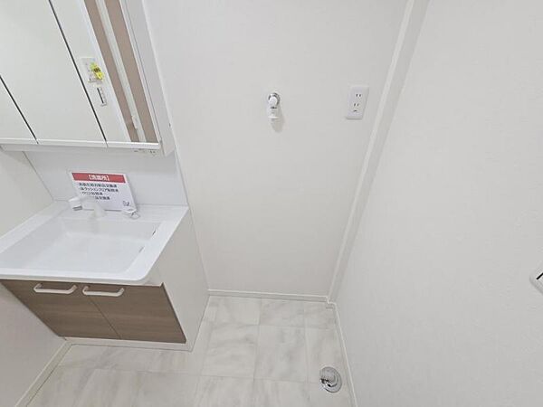 洗濯機を配置しても十分なスペースを確保した設計の洗面室！