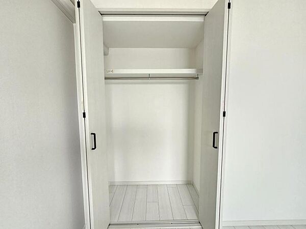 洋室5．5帖：収納力のあるクローゼットが備わっています。